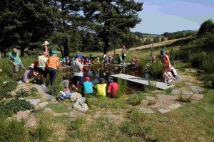 Groupe d'enfants au bord de la mare avec les écologistes de l'Euzière