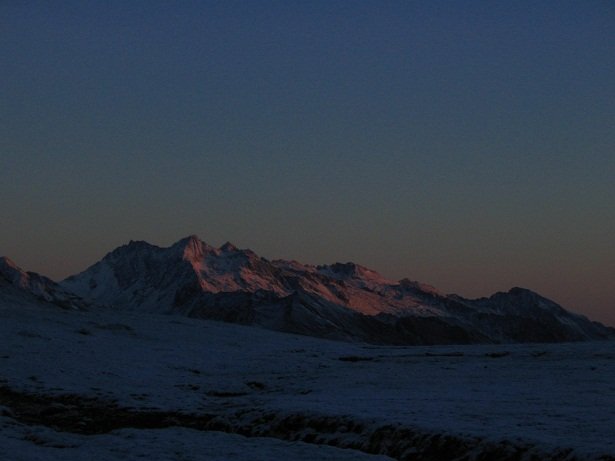 Vue sur la Chaine des Pyrénées lors de l'ascension de la Face nord de la Munia au cirque de Troumouse