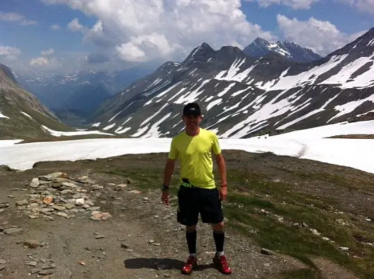 Fabien Chauvot devant les montagnes son terrain de jeux