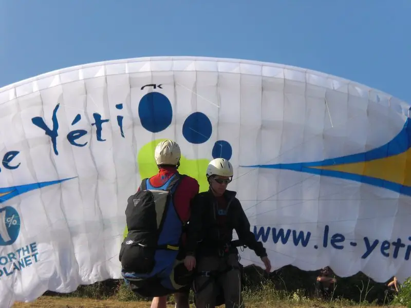 Claire prête à partir avant le Baptême de Parapente