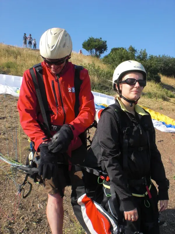 Mélodie rassurée avant le Baptême de Parapente