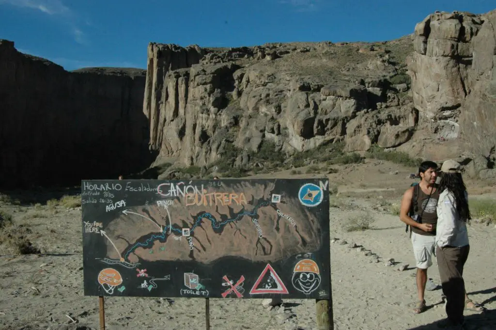 Entrée dans le canyon Buitrera au pied de la Piedra Parada au Roc Trip Petzl en argentine