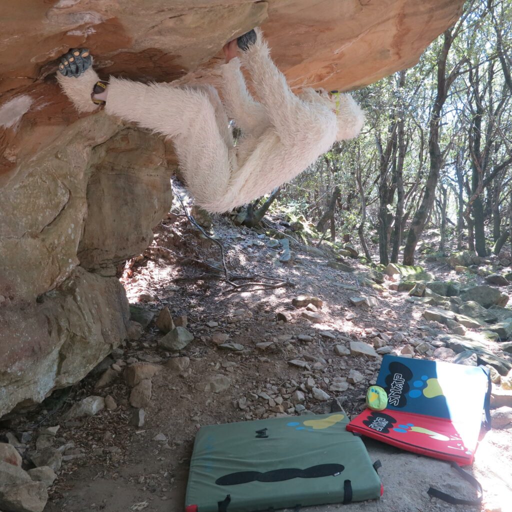 Le Yéti grimpant un bloc d'escalade