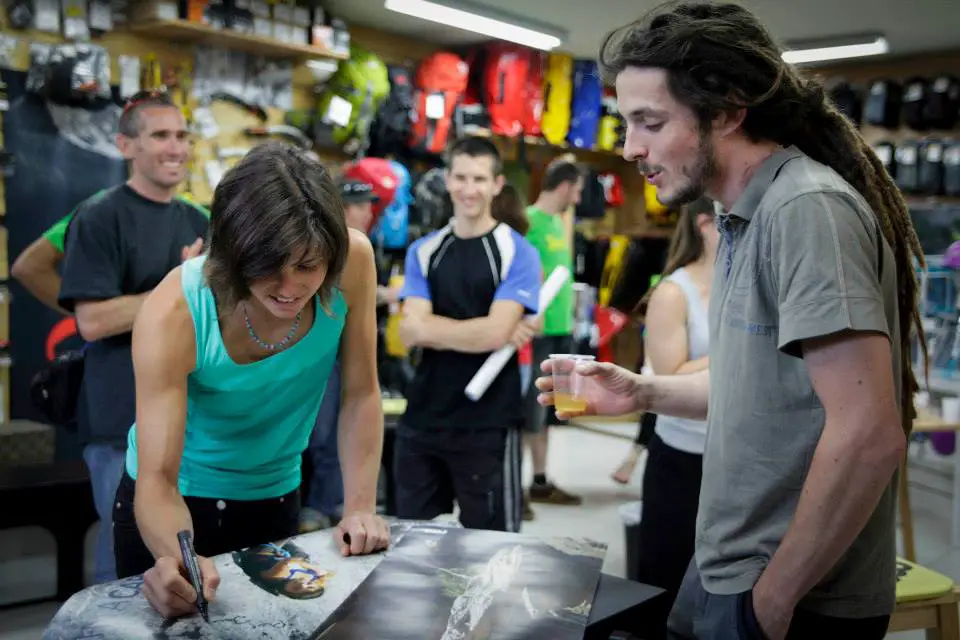 Nina CAPREZ de la Team Petzl signant des autographes au magasin Le Yéti à Montpellier