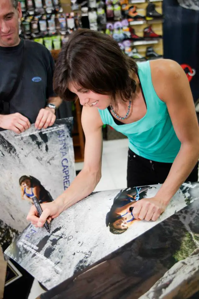 Nina CAPREZ de la Team Petzl signant des autographes