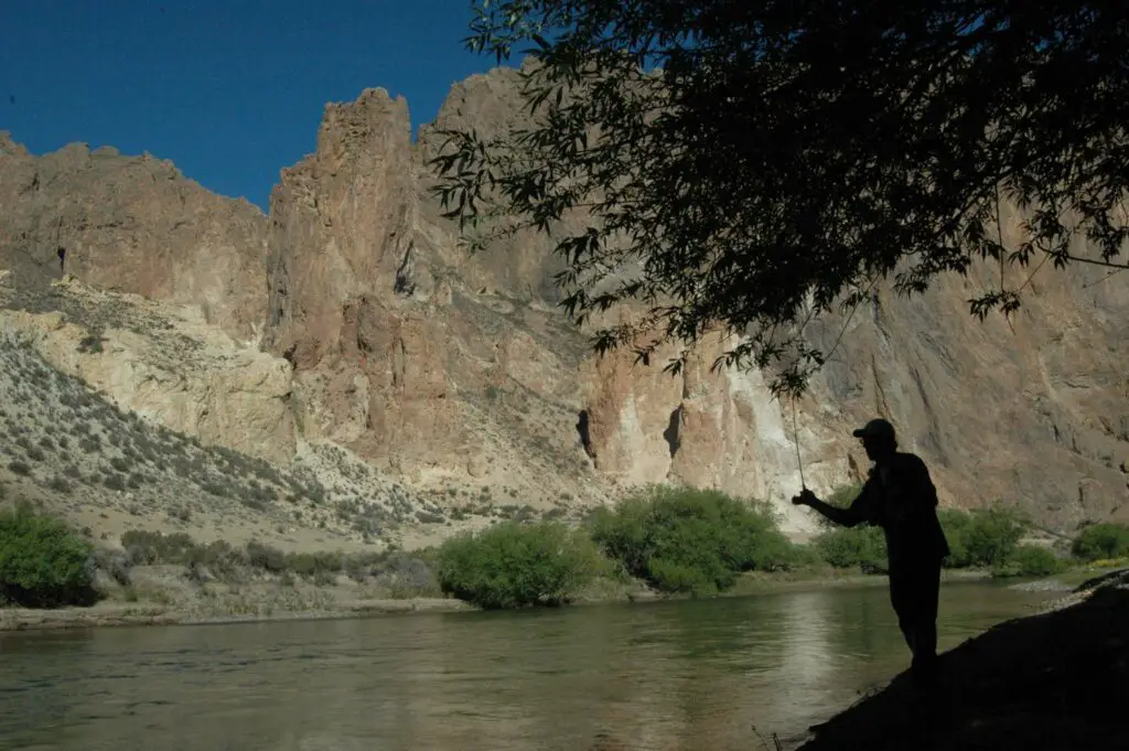 Olivier SNELL pêchant la riviere du Chubut, en Argentine