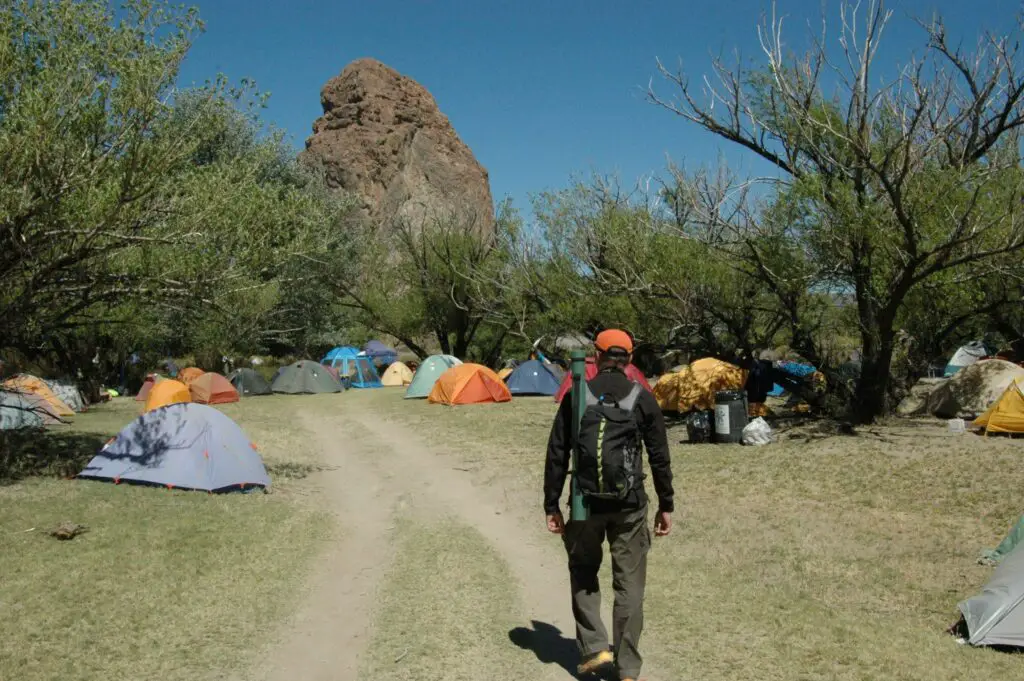 Pecheur à la mouche quittant le Camping de la Piedra Parada pour se rendre au Chubut