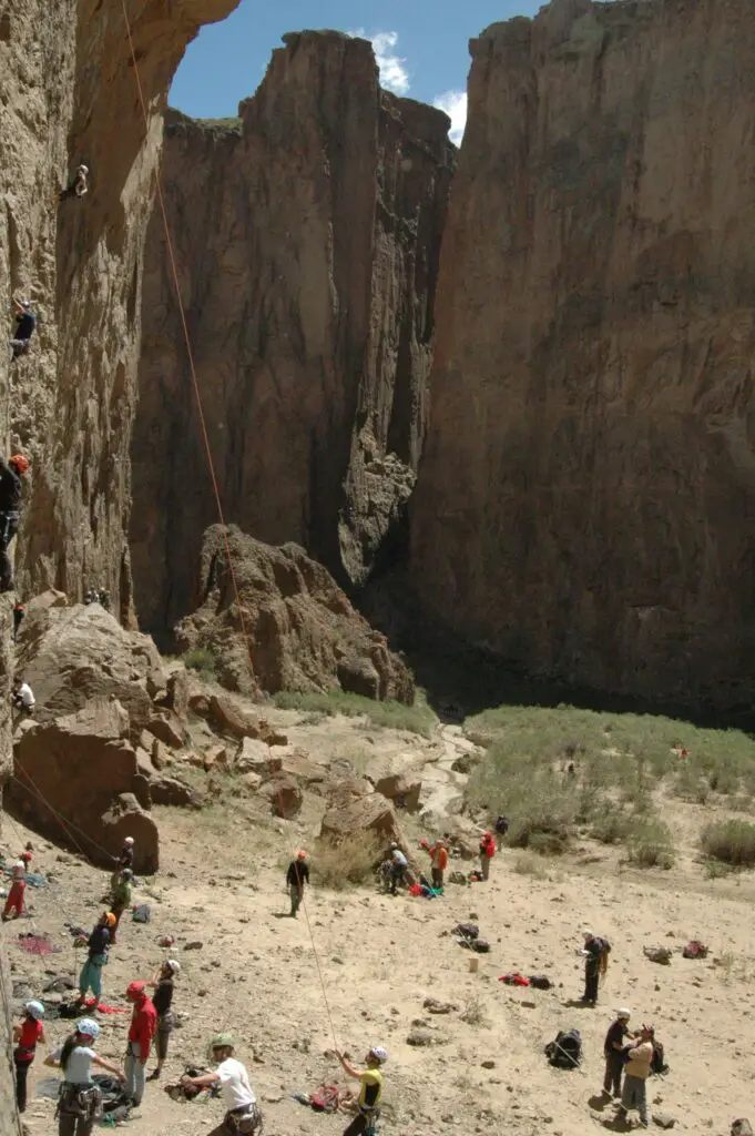 Un secteur d'escalade dans la Piedra Parada au canyon Buitrera