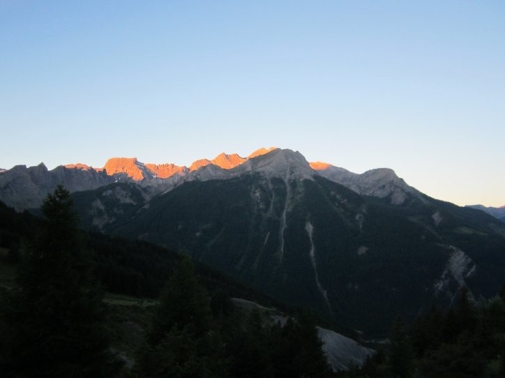 Camping sauvage et lever du soleil