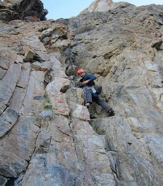 Fin de la 3ème longueur dans le 6b bien soutenu de la voie Trou de mémoire à l'aiguillette du Vallonnet