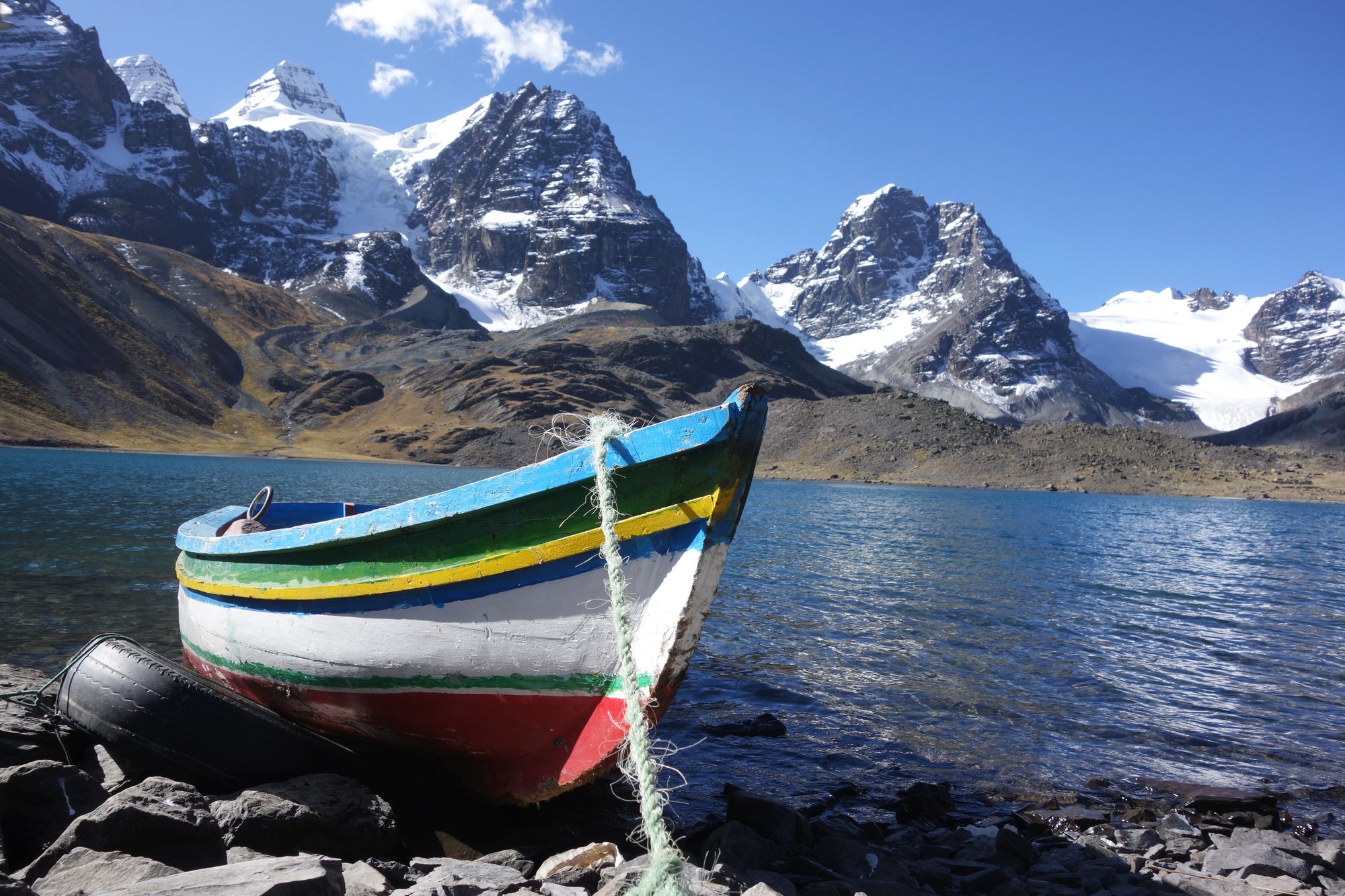 Barque amarrée lors du séjour alpinisme dans la Cordillère Royale en Bolivie