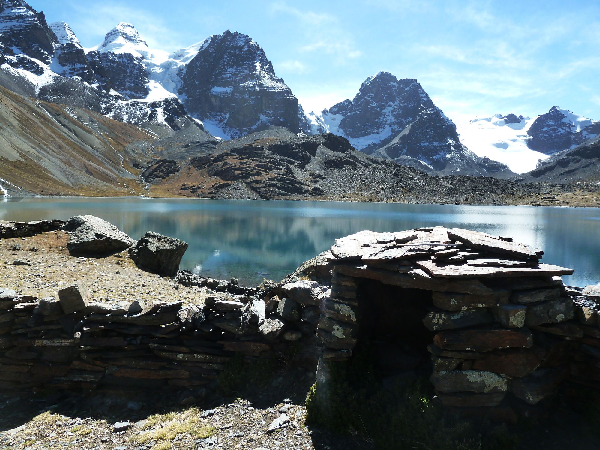 Camp de base à la Laguna Chiar Kota dans la Cordillère Royale en Bolivie