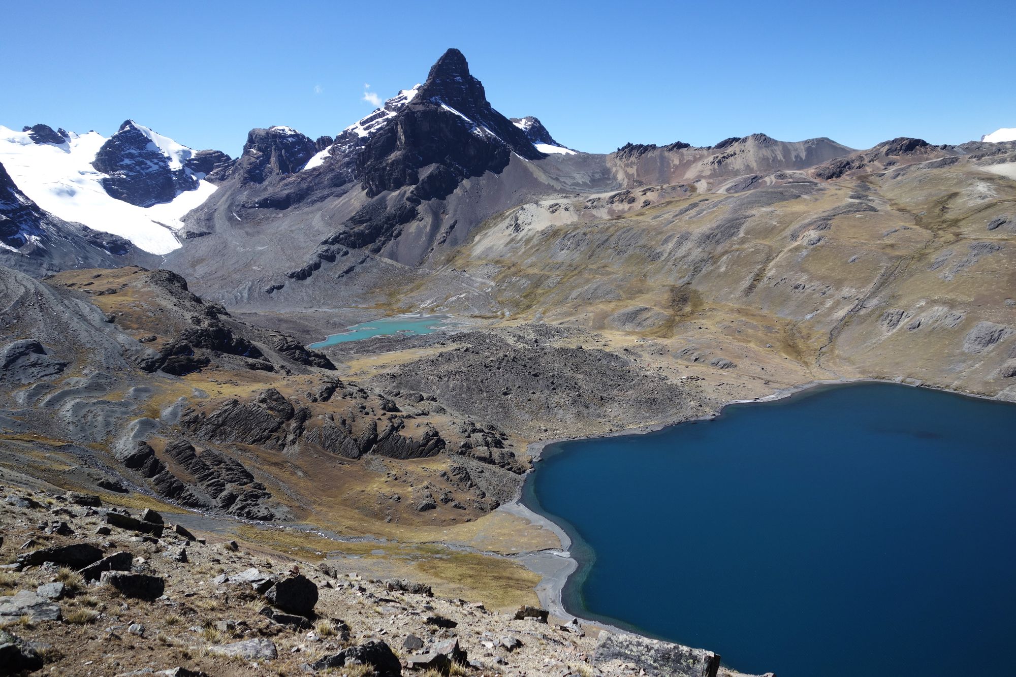 Lagune pendant le séjour alpinisme dans la Cordillère Royale en Bolivie