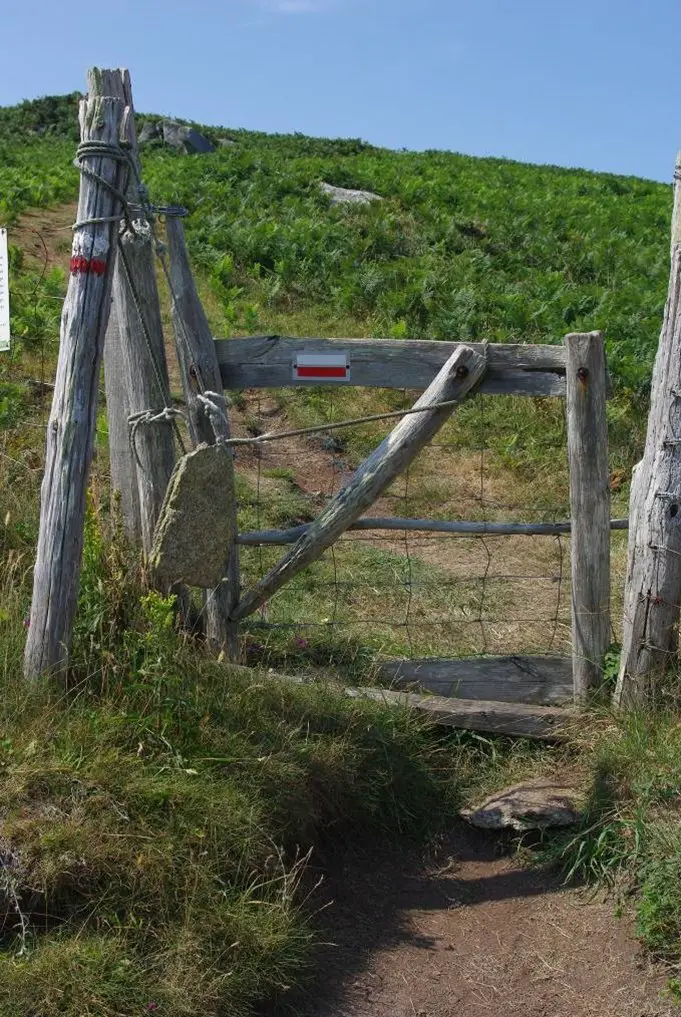 Barrière pour vache sur le sentier de randonnée du GR34