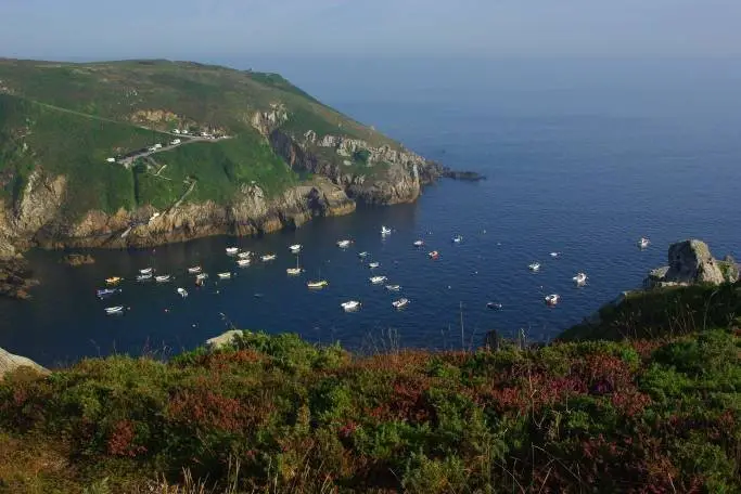 Petit port niché au creux d’une crique abritée