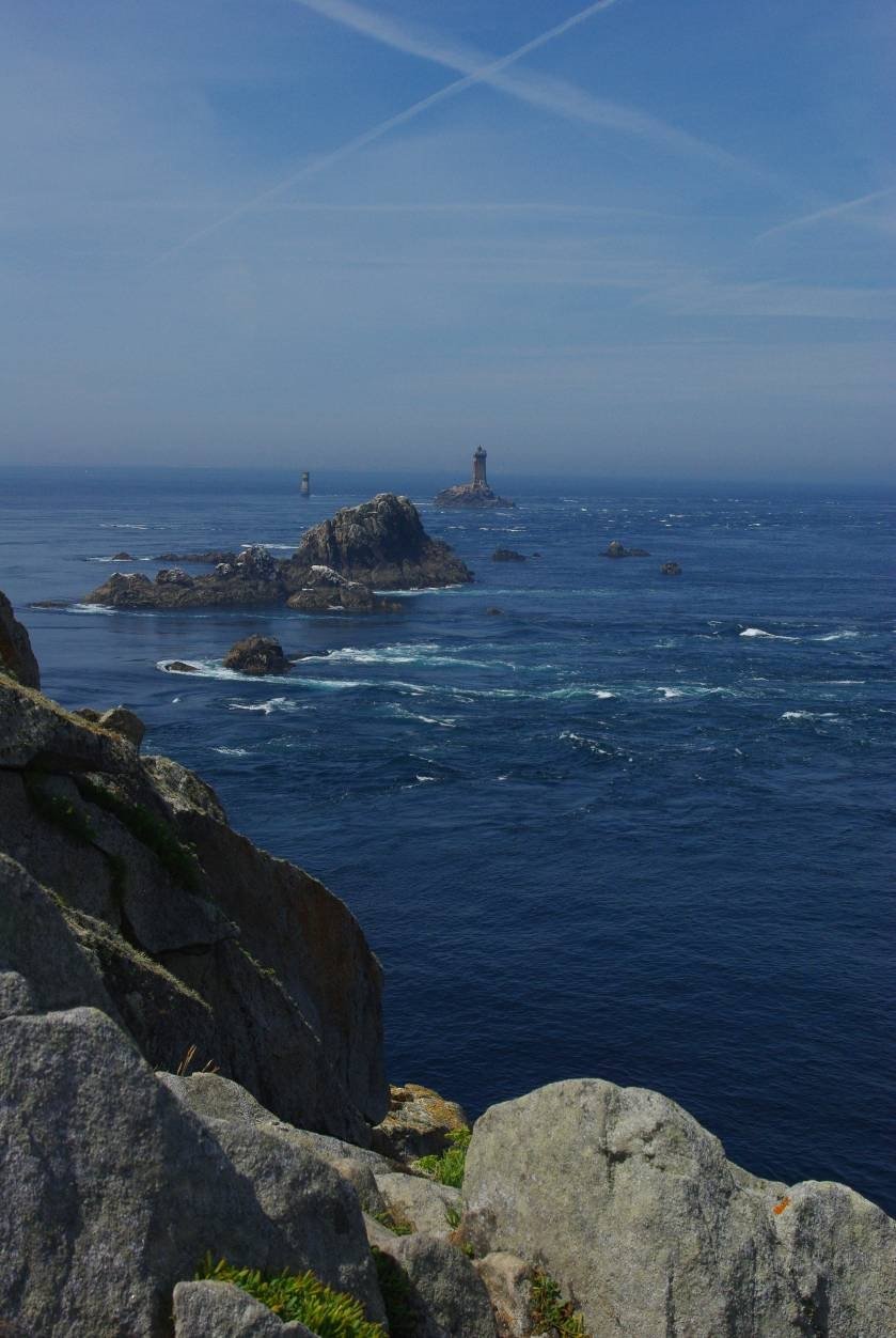 Phare dans la mer rencontré lors de notre randonnée GR34