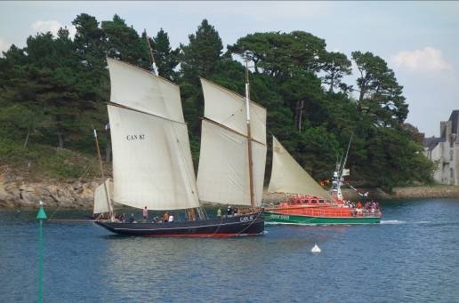 Bateau sur la côte en Bretagne du sentier des douaniers