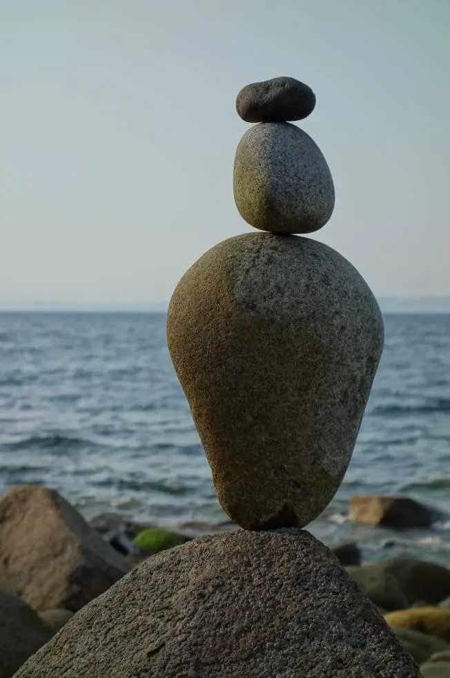 Le « stone balancing », ou équilibrage de pierre, ou cairns éphémères