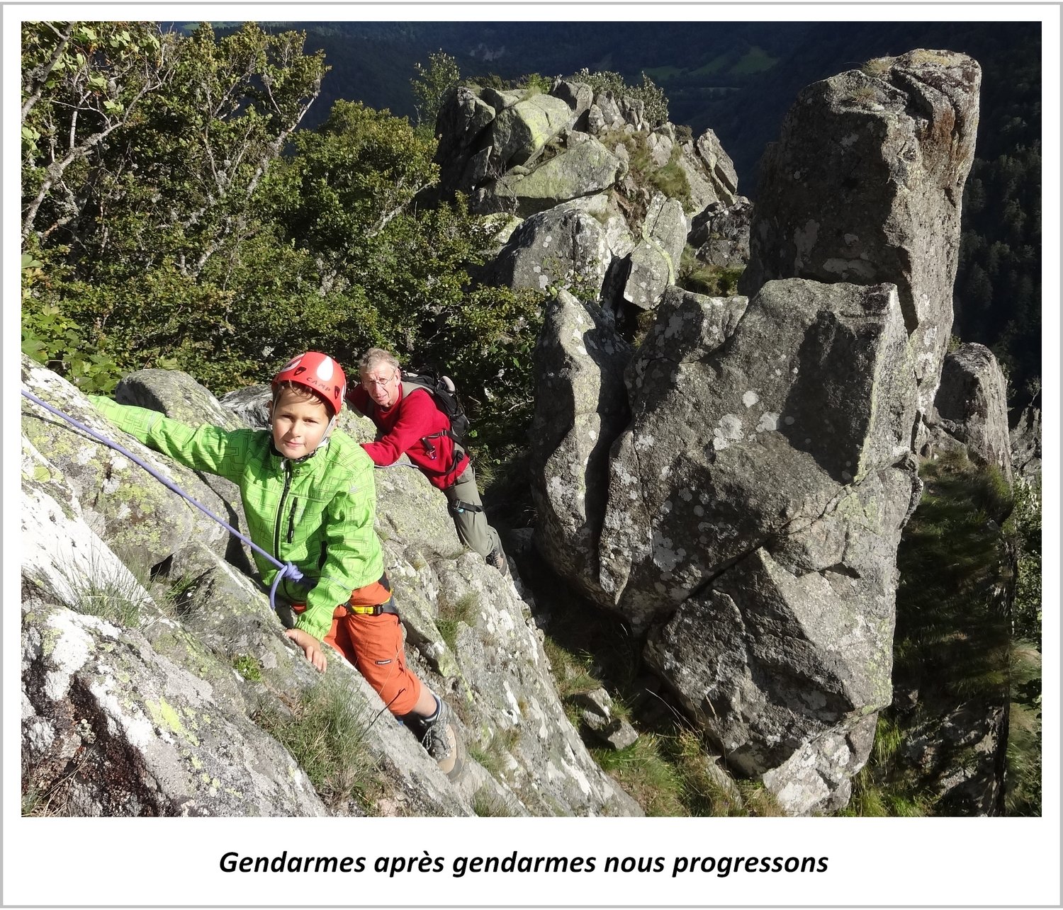 Progression parmi les gendarmes de l'arête des Spitzkoepfe dans les Vosges