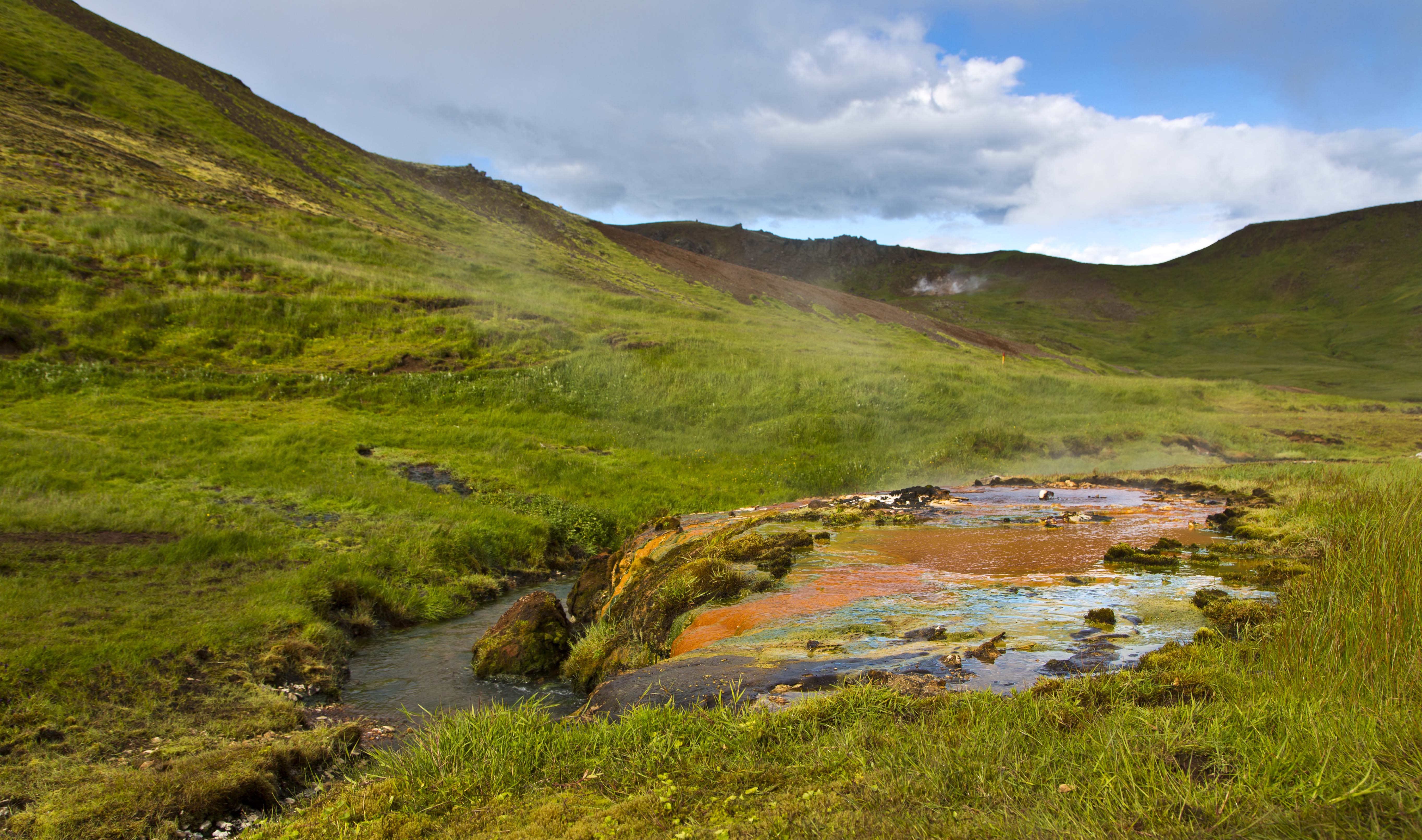 Reykjadalur springs durant une randonnée en Islande