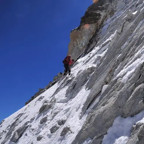 Alpinisme dans les montagnes népalaise lors de l