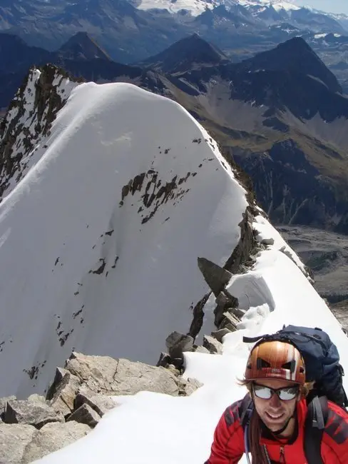 Arête en neige dans le massif du Mont-Blanc