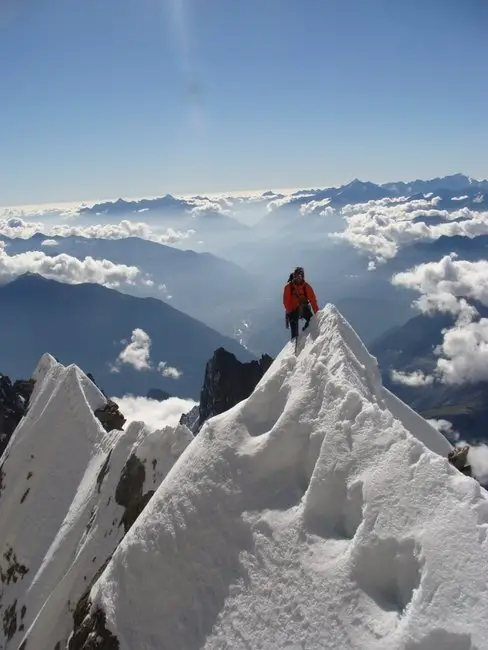 Arête de neige ou plutôt lame de neige dans l’innominata au Mont-Blanc
