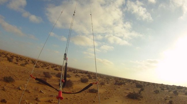 Zig zag entre les cailloux et épineux avec notre char à cerf-volant dans le désert au Maroc