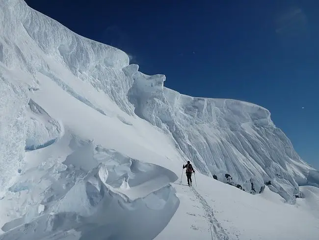 Champignons de neige cotoyant corniches, séracs et crevasses en Antarctique: splendide !