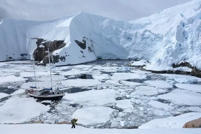 Départ matinal depuis la baie où nous avons mouillé la veille au soir en Antarctique