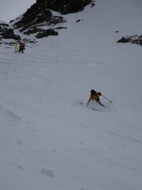 Gwen attaque dans la poudre en ski après une bonne pause