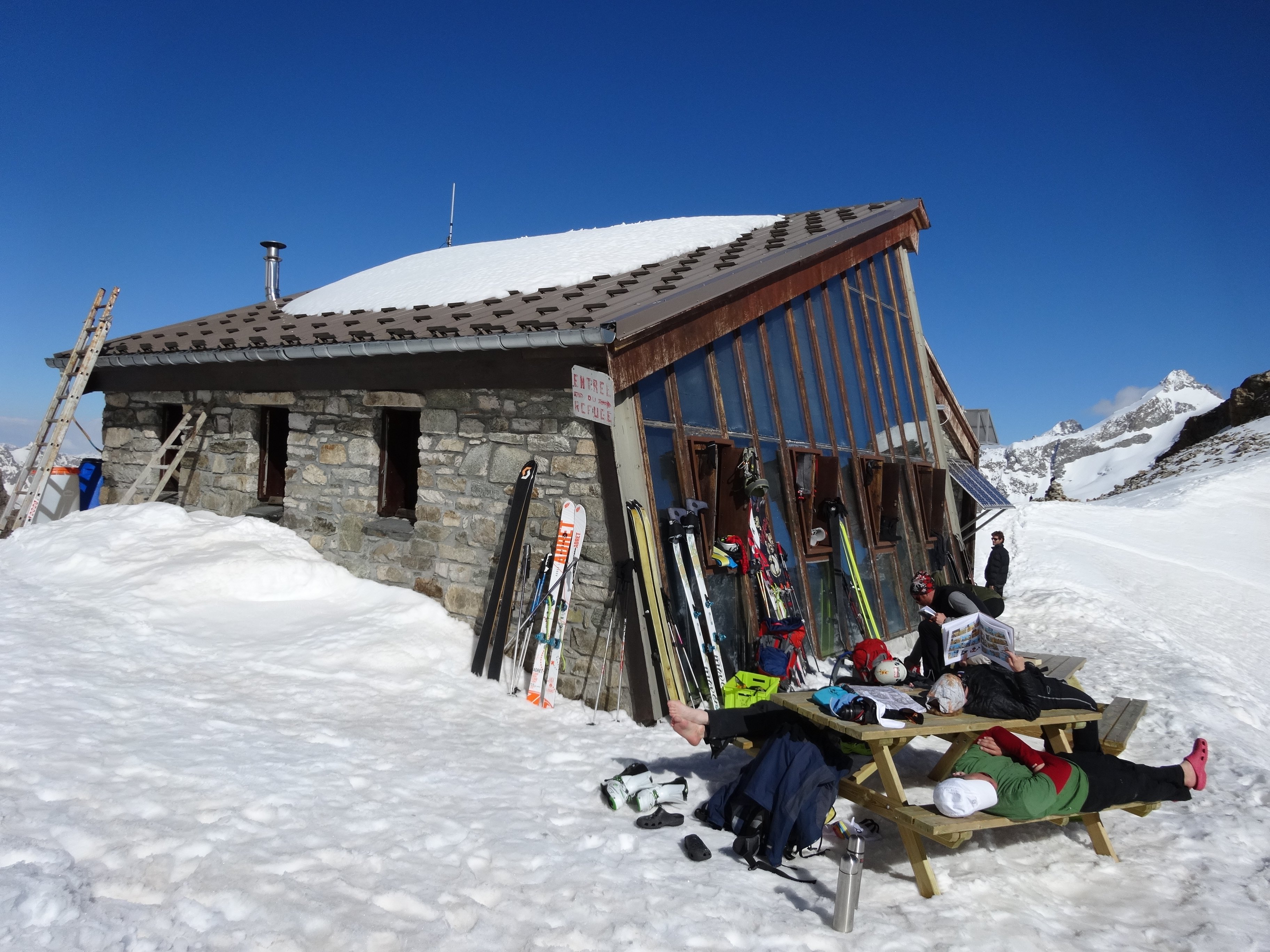 Ambiance sieste au refuge durant notre Tour de la Meije en ski de randonnée