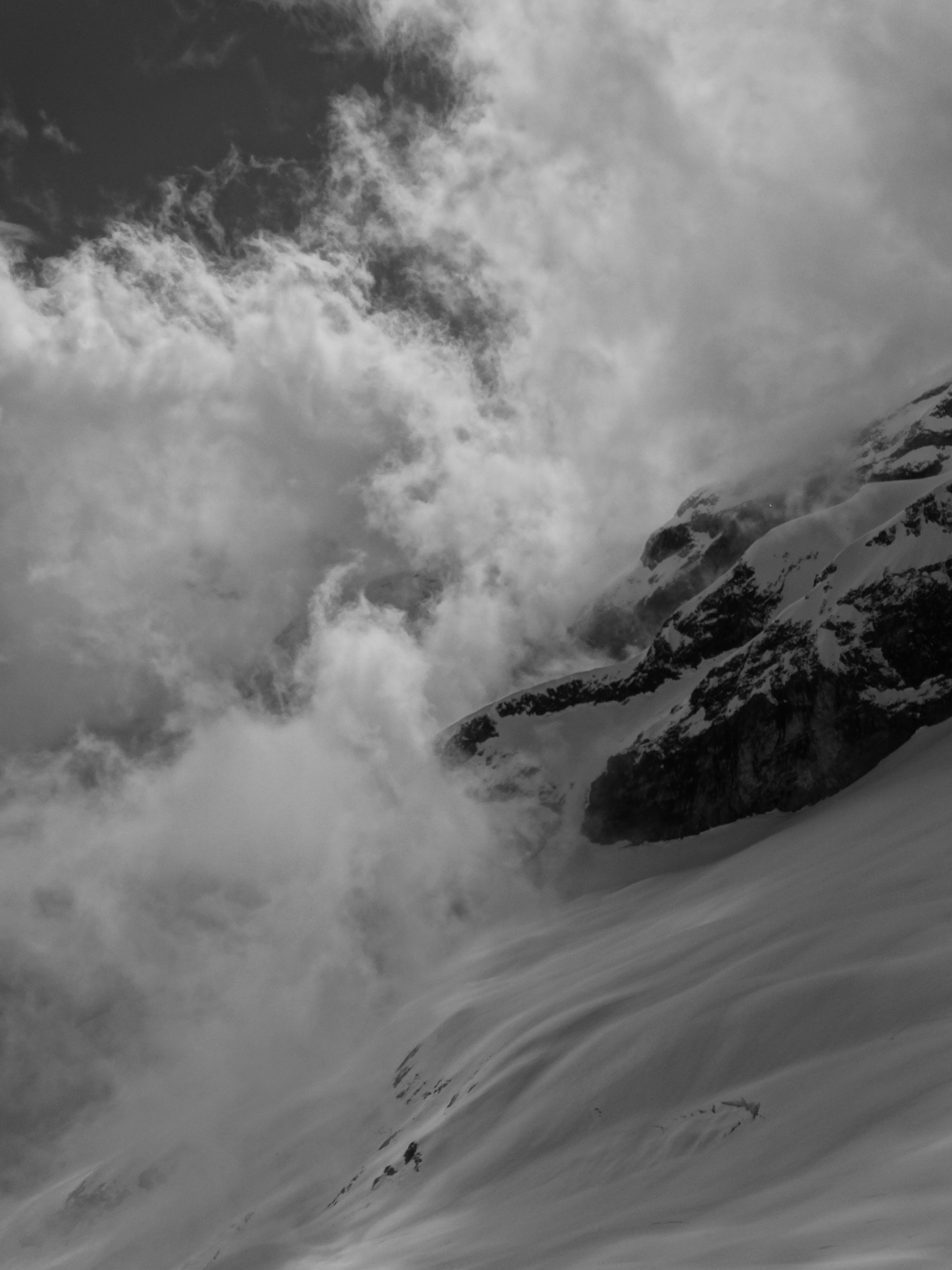 Timide sortie du soleil durant notre Tour de la Meije en ski de randonnée