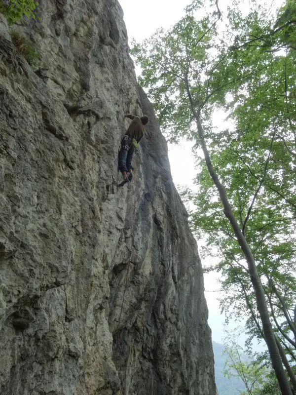 grimpeur dans la voie de l'hirondelle des faubourgs à Omblèze.