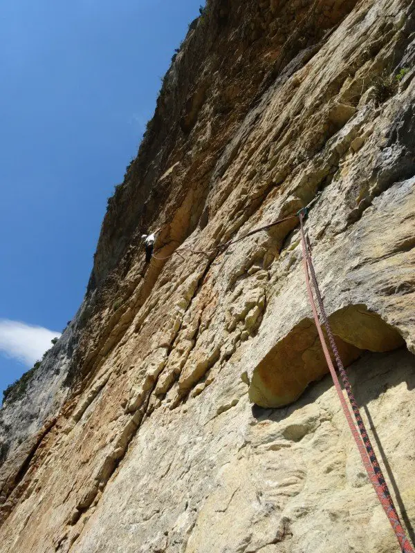 grimpe à Omblèze dans la voie d'escalade de l'hirondelle des faubourgs