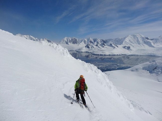 Descente sous un beau ciel bleu mais le vent souffle fort en Antarctique