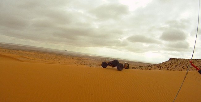 En haut du mur de sable en sortie du goulet avec notre char à cerf-volant au Maroc.