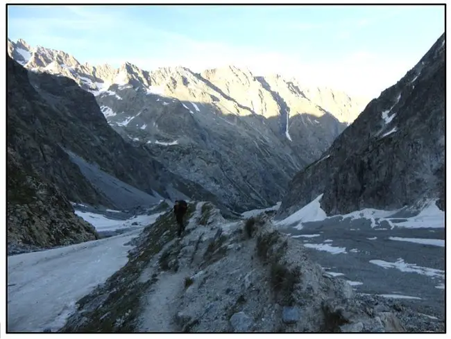 En remontant la moraine du glacier Noir