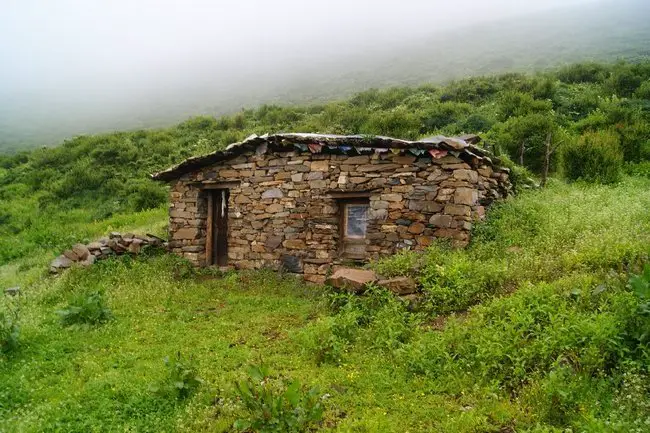 Habitation en pierre Mont Gongga en Chine