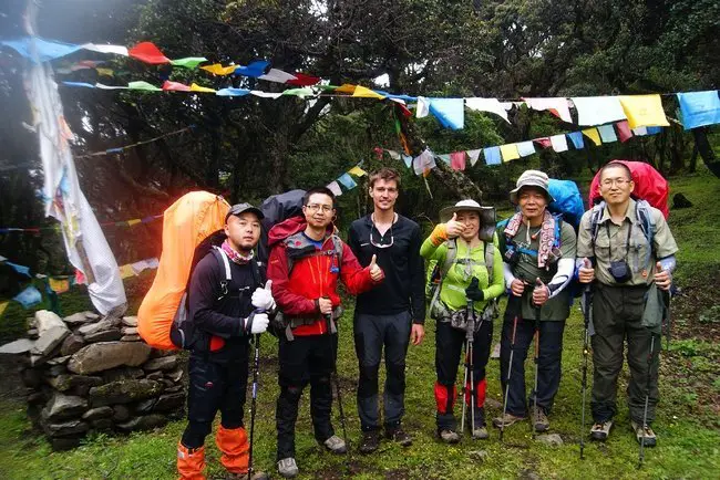 Groupe de personne à l'arrivée au Mont Gongga en Chine