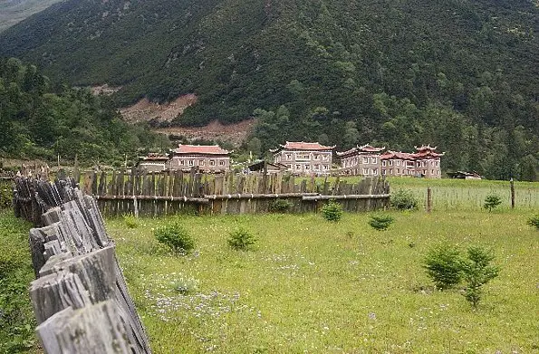 le village au mont gongga en chine