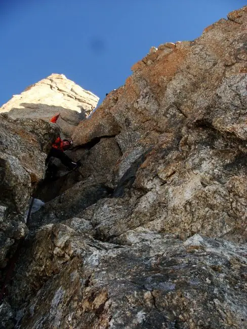 Fissure en 5b dans l’innominata au Mont-Blanc