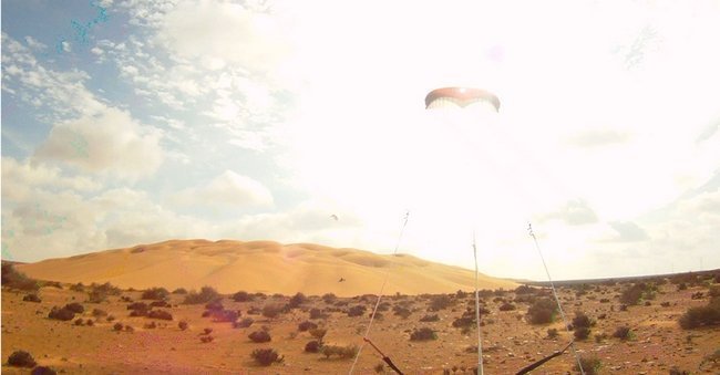Flo sur la dune de 40 m avec son char à cerf-volant durant notre trip au Maroc