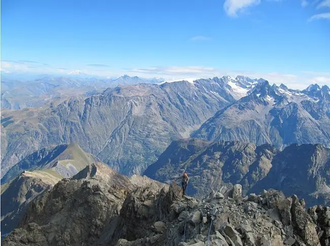 L’arête sommitale de la Muzelle, entre ciel et terre