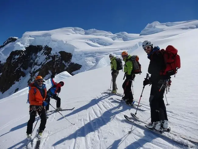 L équipe de l'Antarctique presque au complet redescendant de l’objectif du jour au second plan L équipe de l