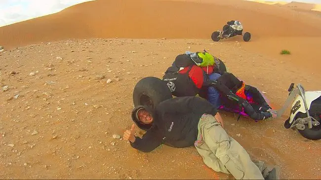 La pause avant d’établir le campement à l'abri du vent dans le désert marocain