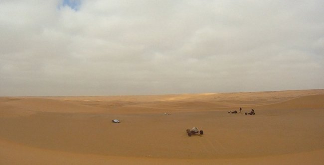Labyrinthe de petites dunes marocaine avec notre char à cerf-volant
