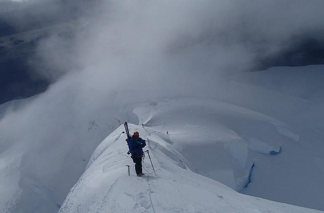 Longue arête où il faut mettre les crampons alors que la montagne d'Antarctique se voile Longue arête où il faut mettre les crampons alors que la montagne d