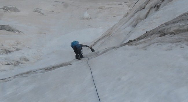 Pente raide en glace pour l'ascension de la pointe de la pilatte