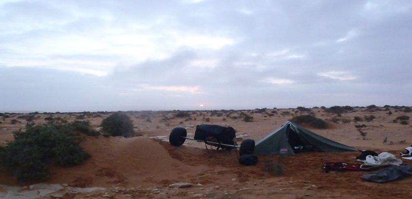 Premier bivouac en tente durant notre raid en char à cerf-volant au Maroc.